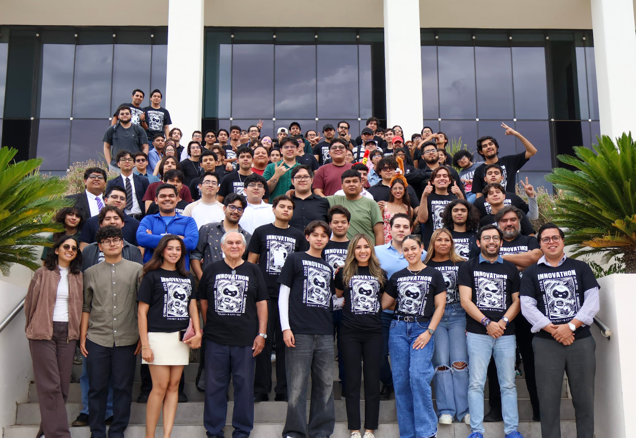 Foto grupal del INNOVATHON, primera edición