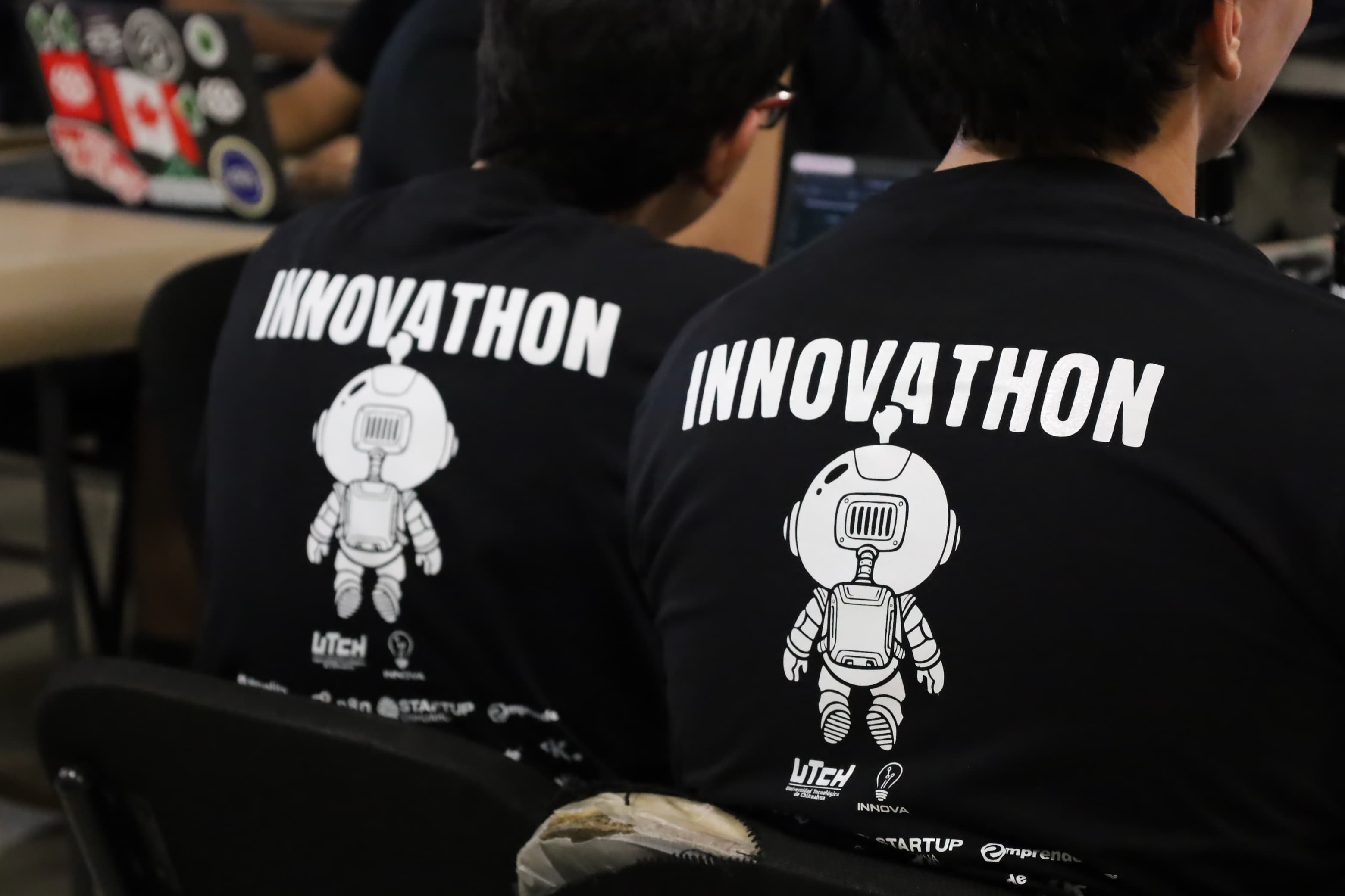 Hackers con playera del INNOVATHON trabajando
